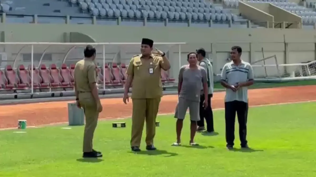 PENUHI PERSYARATAN: Wabup Jepara meninjau fasilitas GBK Jepara jelang berlangsungnya kompetisi BRI Super League musim 2026/2027, pada Senin (3/8).&nbsp;(TIM WABUP UNTUK RADAR KUDUS)&nbsp;