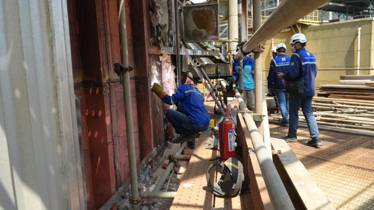Petugas melakukan pengelasan dan perbaikan pelat pada area Air Heater Unit 2 PLTU Tanjung Jati B dengan pengawasan serta perlengkapan keselamatan kerja.