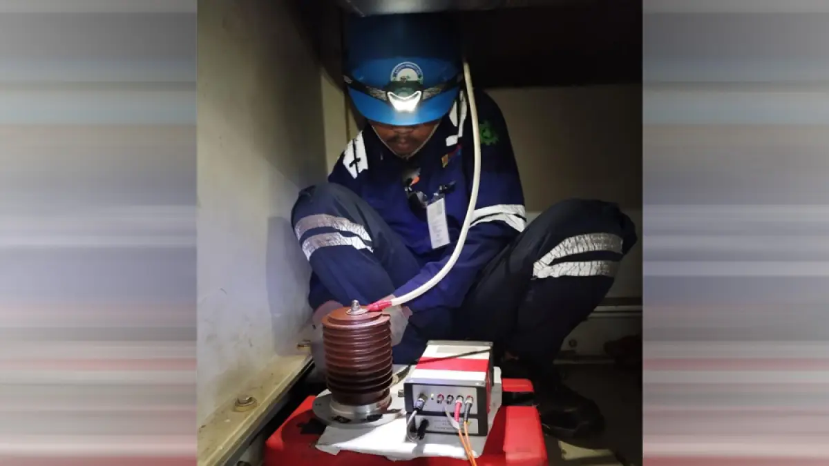 Petugas melakukan pengujian kondisi pada salah satu komponen generator Unit 2 PLTU Tanjung Jati B menggunakan perangkat diagnostik khusus. 