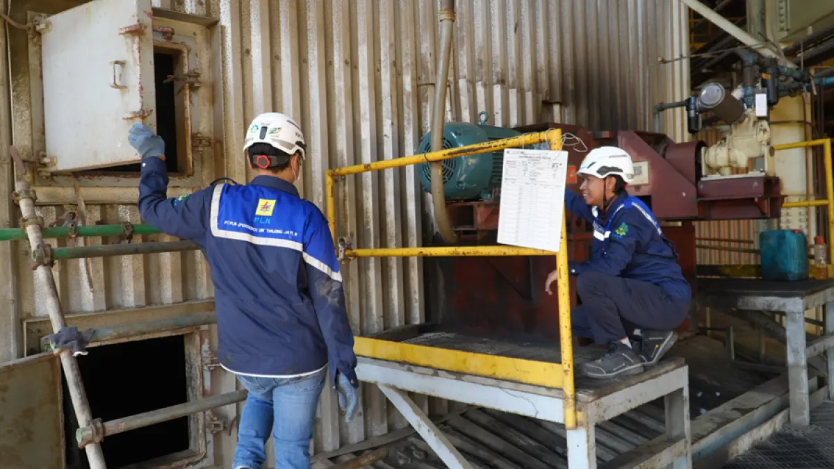 Petugas PLN UIK Tanjung Jati B melakukan pemeriksaan kondisi peralatan Air Heater Unit 2 PLTU Tanjung Jati B sebagai bagian dari rangkaian boiler inspection. 