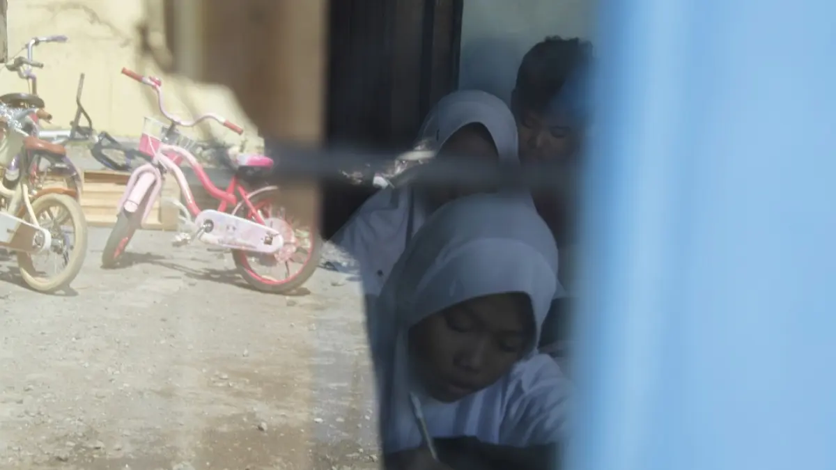 SEMPIT: Siswa-siswi SDN 1 Tedunan terpaksa harus belajar di rumah warga pada Senin (3/8), usai atap sekolah ambrol pada 12 Juli lalu. (FIKRI THOHARUDIN/RADAR KUDUS) 