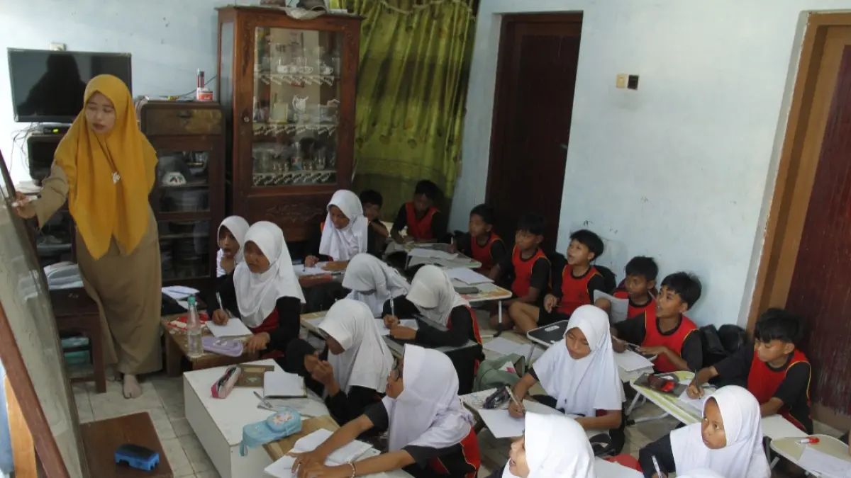 SESAK: Para siswa SDN 1 Tedunan kelas IV, V dan VI terpaksa melakukan pembelajaran di rumah-rumah warga di RT 1/RW 3, Desa Tedunan karena atap ruangan sekolah ambrol pada 12 Juli lalu. (FIKRI THOHARUDIN/RADAR KUDUS)