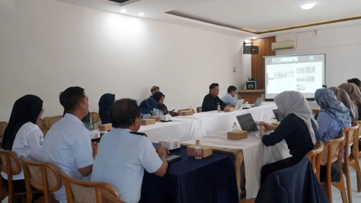 Sesi presentasi dan diskusi dalam kegiatan Verifikasi Pelabuhan Sehat Tersus PLTU Tanjung Jati B di De Anglo, Kelurahan Demaan, Kecamatan Jepara, Kabupaten Jepara, Selasa (29/7). 