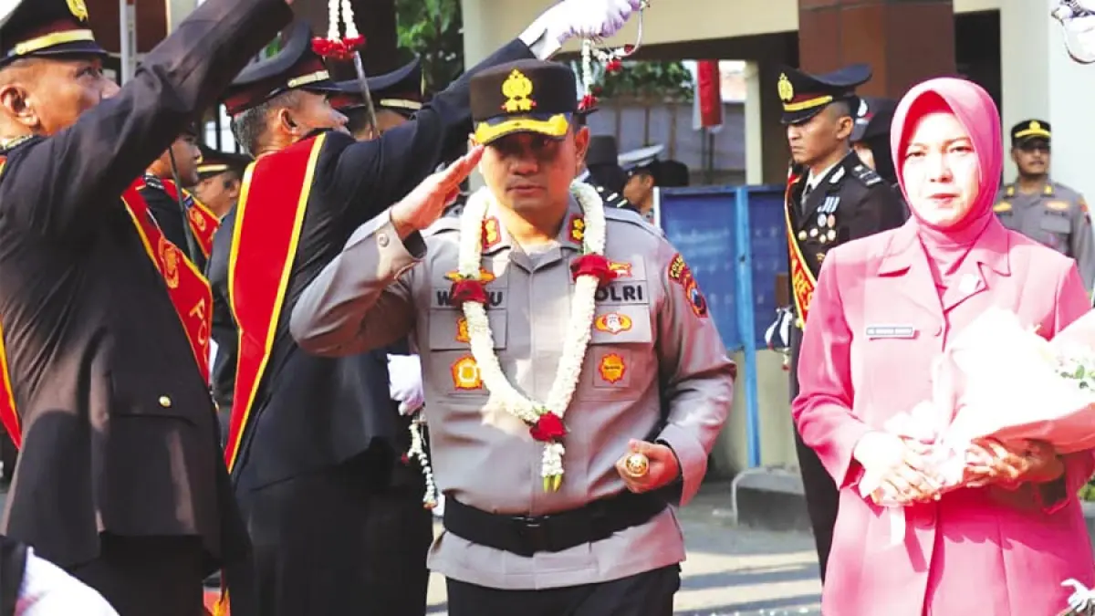 SIAP BERTUGAS: Kapolres Kudus AKBP Wahyu Sulistyo mengikuti tradisi pedang pora di Mapolres Kudus. (POLRES KUDUS UNTUK RADAR KUDUS)