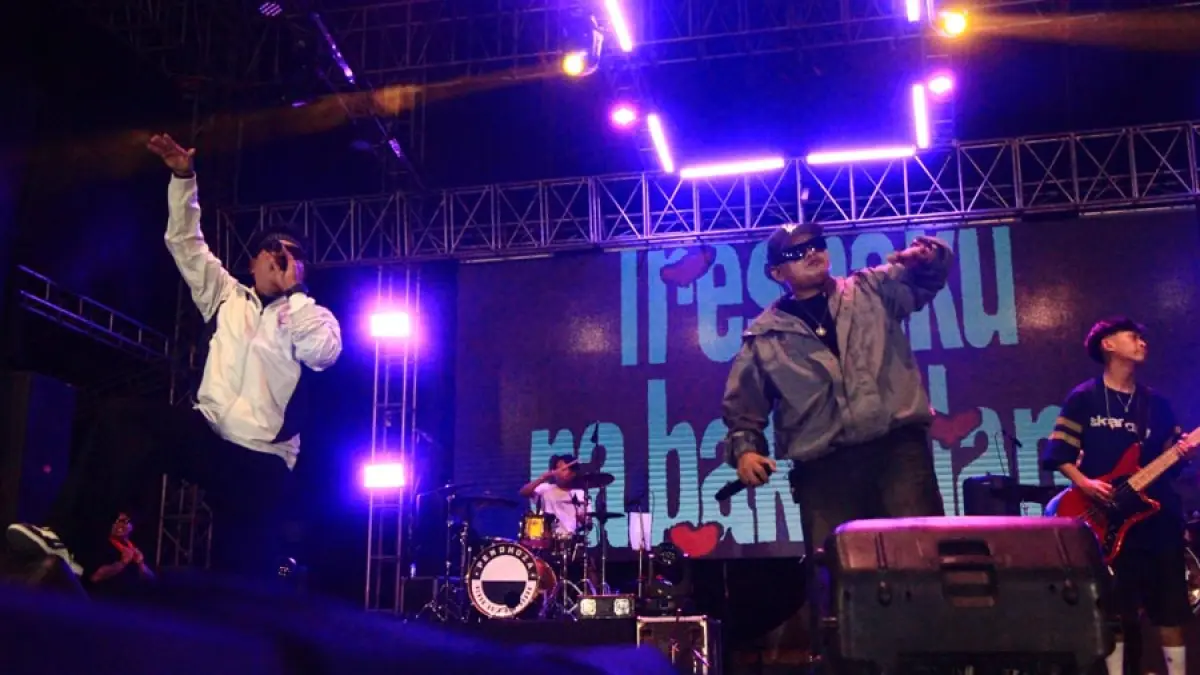 TAMPIL MEMUKAU: Grup Band Pendhoza tampil menghibur masyarakat di Alun-alun Rembang kemarin malam. (WISNU AJI/RADAR KUDUS)