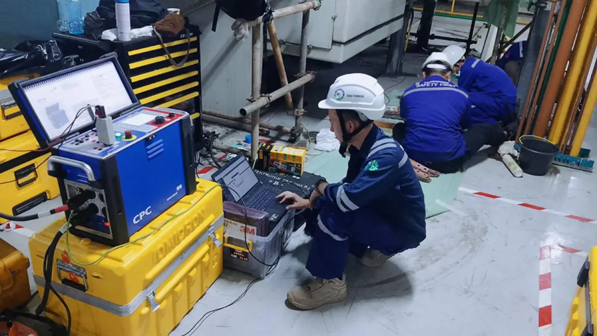 Tim teknis mengoperasikan perangkat pengujian untuk merekam dan menganalisis parameter kelistrikan generator Unit 2 PLTU Tanjung Jati B. 