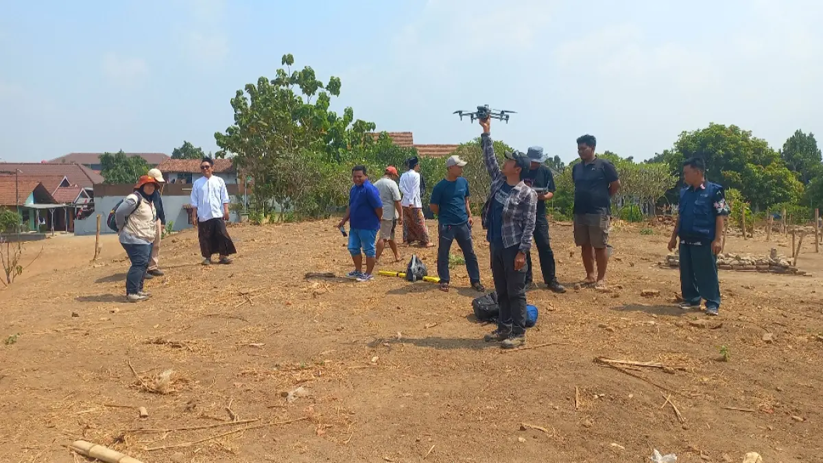 PEMETAAN: Peneliti dari BRIN beserta Perwakilan Balai Pelestarian Kebudayaan Daerah Istimewa Yogyakarta, serta ahli Geologi, melakukan tinjauan di Kawasan Langgar Bubrah Desa Kriyan pada Selasa (4/8). Lokasi ini merupakan tempat ditemukannya ornamen dua sisi bermotif Kalabhairawa serta Sulur-suluran beberapa waktu lalu. (FIKRI THOHARUDIN/RADAR KUDUS)&nbsp;