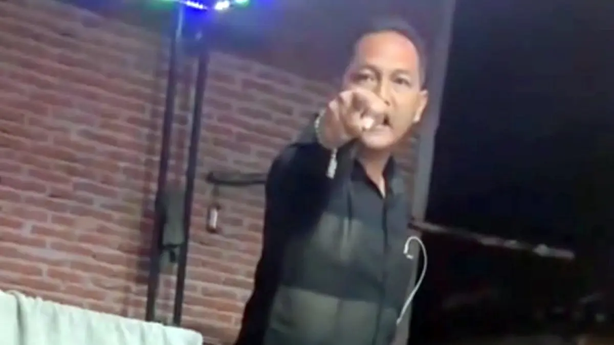AROGAN: Agus Palon saat berada di tempat karaoke di kawasan Kampung Baru Jepon. (EKO SANTOSO/RADAR KUDUS)
