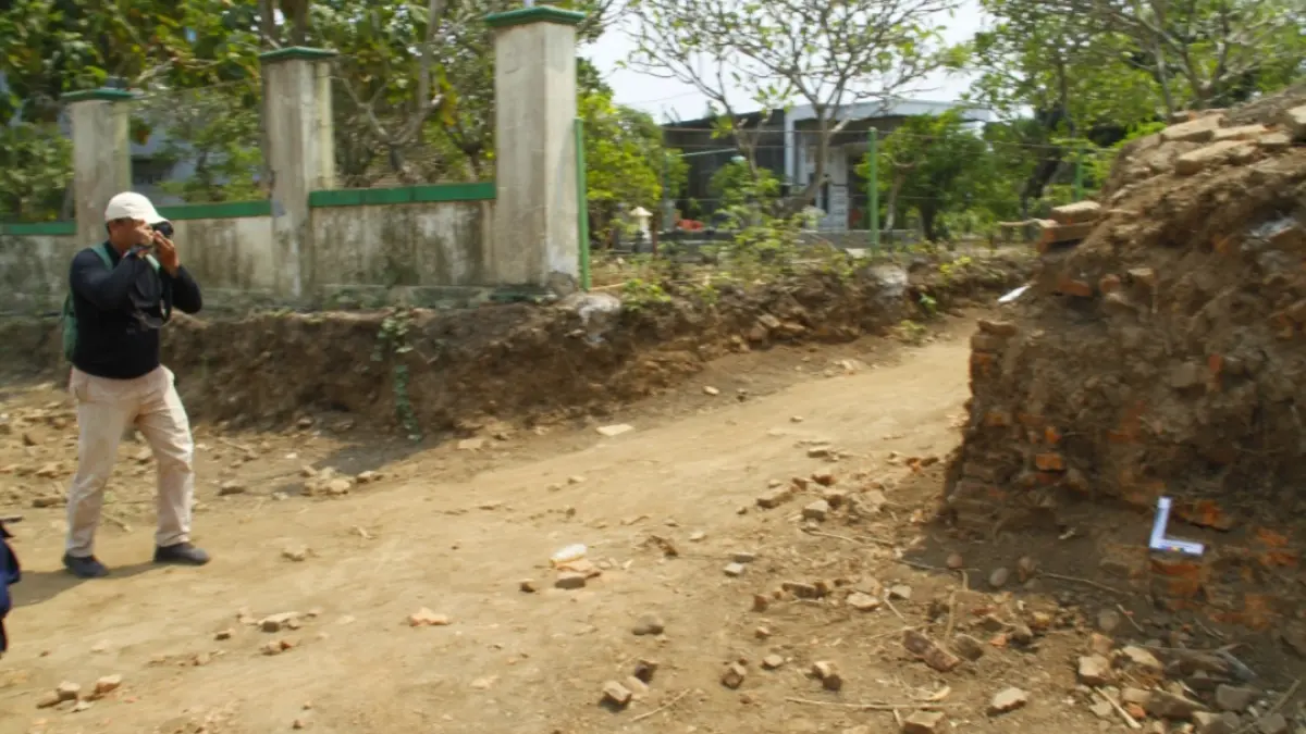 DOKUMENTASI: Peneliti BRIN Ida Bagus Prajna Yogi melakukan pencatatan digital di lokasi Langgar Bubrah yang terdapat hamparan temuan struktur bata kuno. (FIKRI THOHARUDIN/RADAR KUDUS)