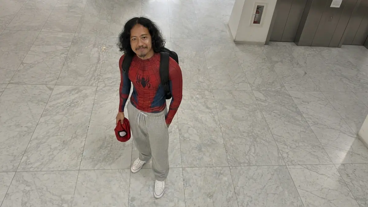 Hasil dari prompt AI yang mengubah kostum menjadi Spiderman brand new day. (Chatgpt)