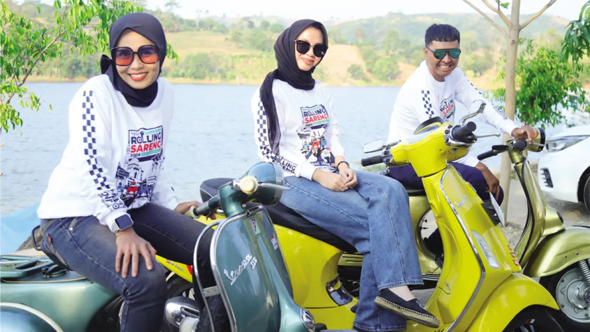 KECE: Tiga model naik scooter dengan mengenakan kaus Scooter Go Green Rolling Sareng Bupati dan Wakil Bupati Kudus di Waduk Logung. (DOK RADAR KUDUS)