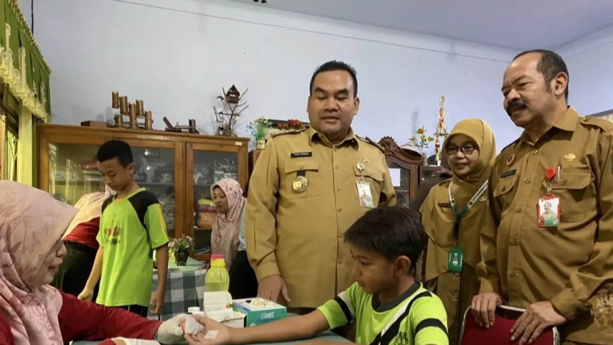 KESEHATAN: Siswa SMPN 1 Blora melakukan pemeriksaan dengan dokter di program Cek Kesehatan Gratis (CKG). 