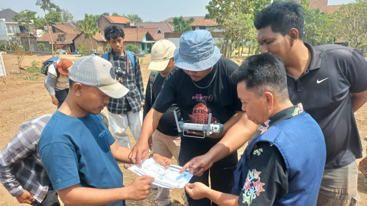 MENDETAIL: Proses pemetaan kawasan oleh BRIN, BPK beserta Pemerhati Sejarah Jepara, pada Selasa (4/8). (FIKRI THOHARUDIN/RADAR KUDUS)