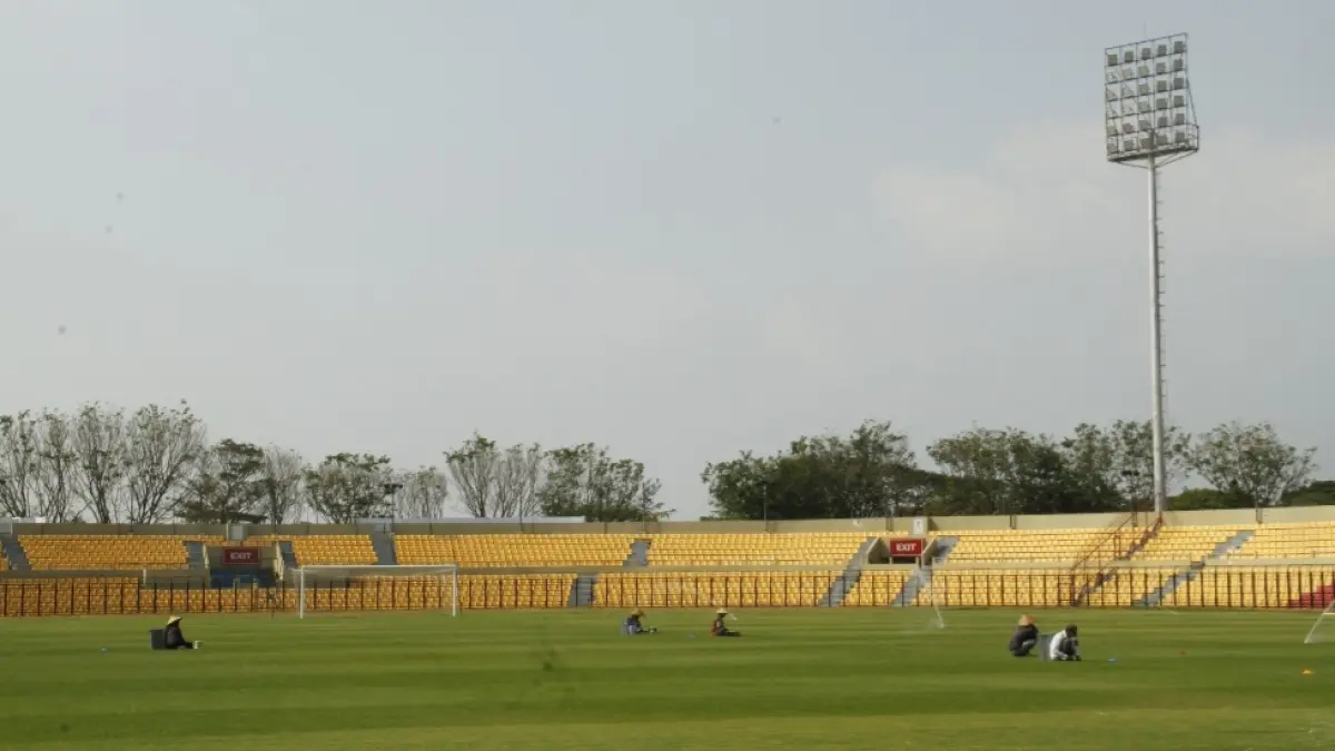 MENGHIJAU: Stadion GBK Jepara diupayakan menjadi salah satu tempat untuk melangsungkan pertandingan BRI Super League musim 2026/2027, para pekerja tampak melakukan perawatan rumput Stadion pada Selasa (4/8). (FIKRI THOHARUDIN/RADAR KUDUS)&nbsp;
