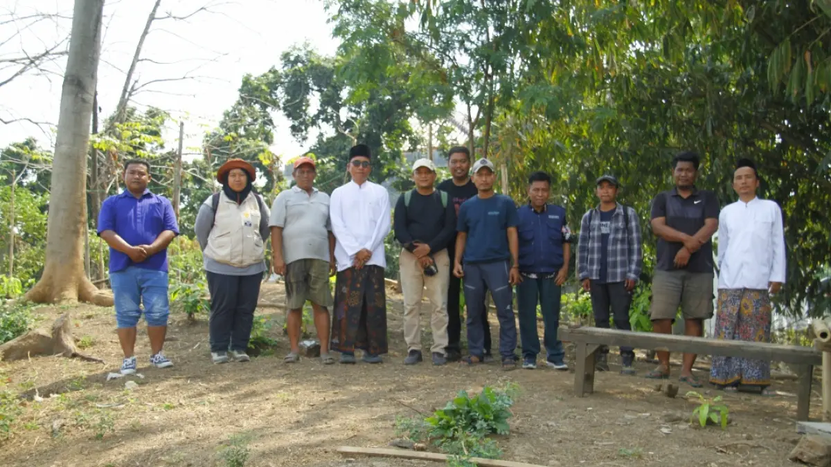 PEDULI: Peneliti BRIN, Perwakilan BPK, Ahli Geologi beserta warga Desa Kriyan Kecamatan Kalinyamatan meninjau Situs Siti Hinggil pada Selasa (4/8).(FIKRI THOHARUDIN/RADAR KUDUS)