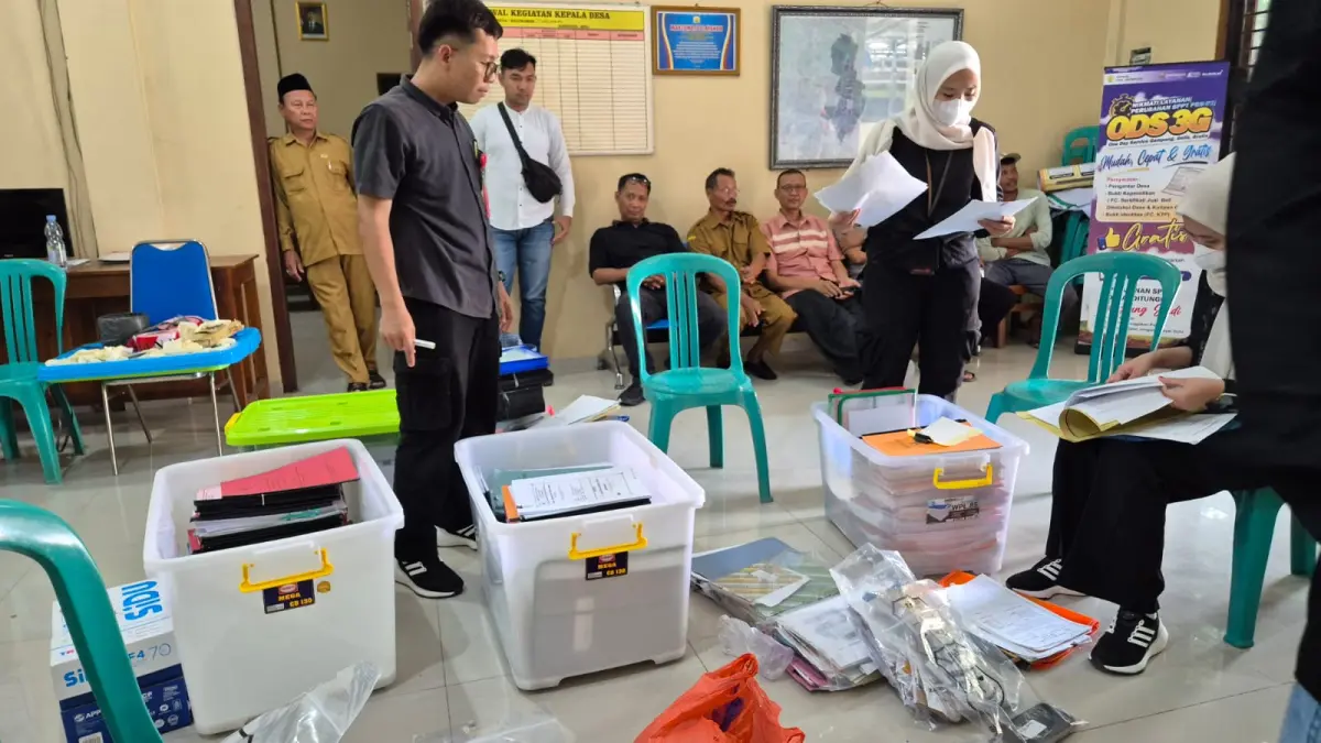 PEMERIKSAAN – Anggota Jaksa Kejari Grobogan saat melakukan pemeriksaan berkas di balai Desa Tlogomulyo, Kecamatan Tegowanu. 