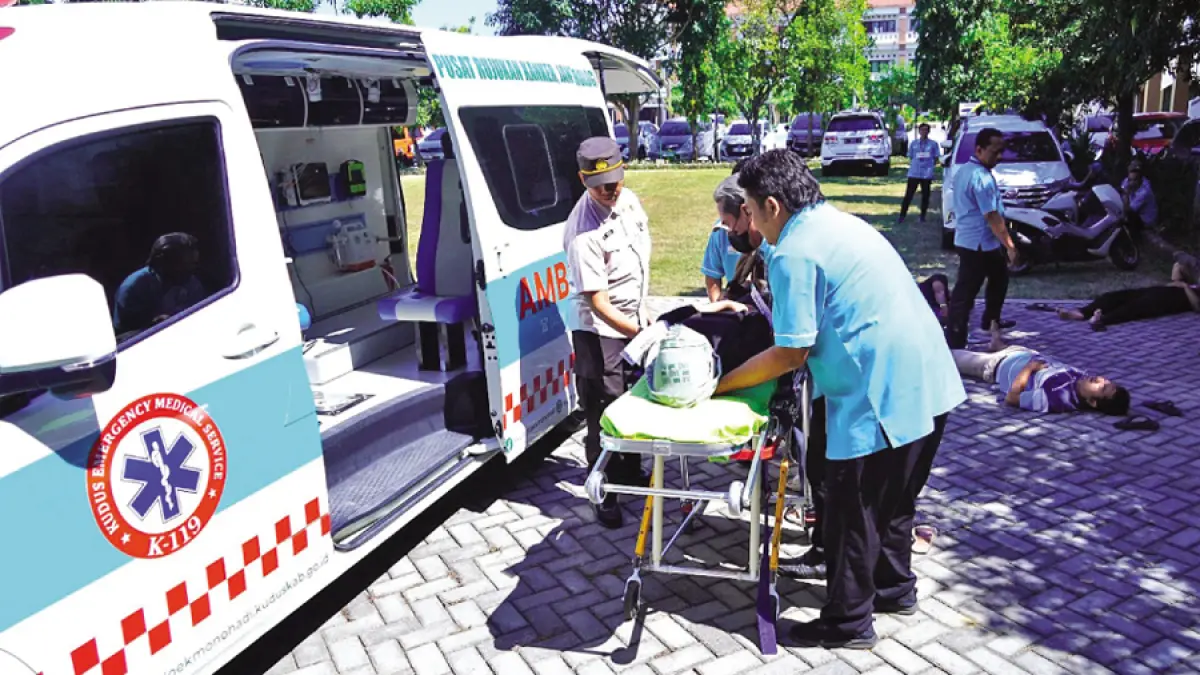 SIMULASI: RSUD dr. Loekmono Hadi Kudus menggelar simulasi penyelamatan pasien. Pelatihan ini sebagai kesiagaan bencana. (INDAH SUSANTI/RADAR KUDUS)