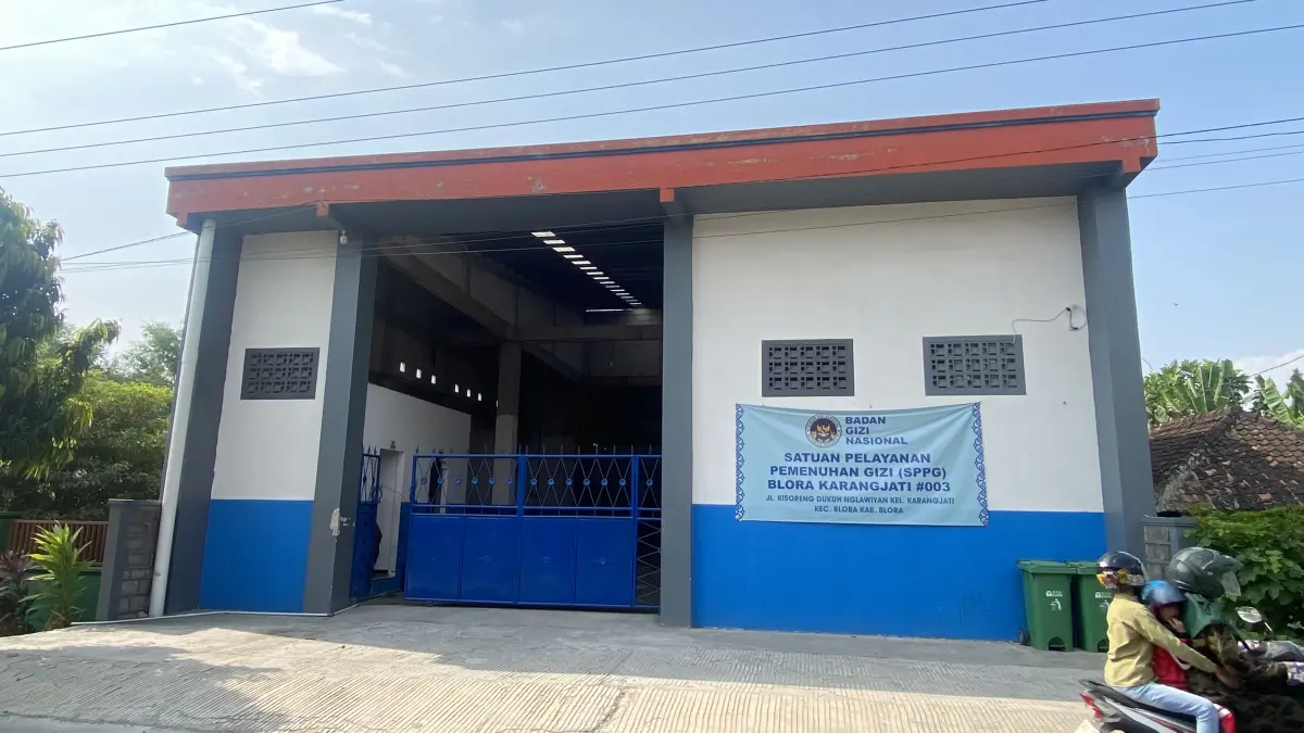 TAK ADA AKTIFITAS : Tampak depan SPPG Karangjati 3 belum beroperasi sejak tiga minggu lalu, hanya ada satpam berjaga. 