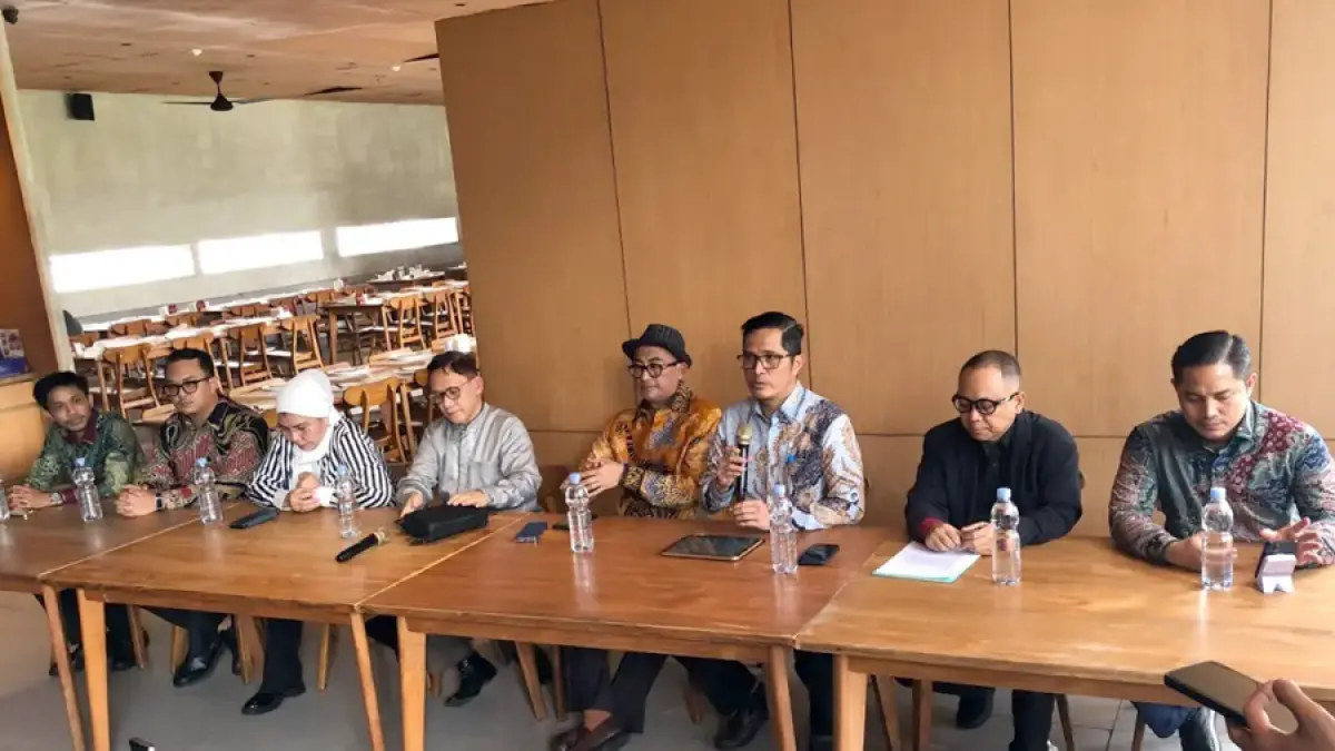 Tim Penasihat Hukum Febrie Adriansyah menyampaikan keterangan kepada awak media di Jakarta pada Selasa (4/8). Mereka berniat mengajukan pra peradilan atas proses hukum terhadap Febrie. (Sahrul Yunizar/JawaPos.com)