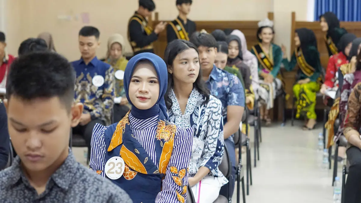 UJIAN: Beberapa kandidat peserta Kakang Mbakyu Duta Wisata Blora 2025 melakukan tes tulis di aula Dinporabudpar. 