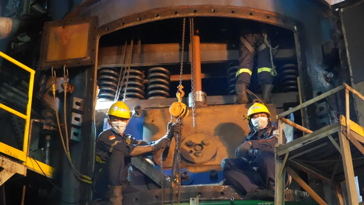 HATI-HATI: Petugas melakukan pemeriksaan komponen internal pulverizer Unit 2 PLTU Tanjung Jati B untuk mengidentifikasi kondisi dan tingkat keausan peralatan. Pemeriksaan menyeluruh ini bertujuan menjaga kualitas penggilingan batu bara agar pasokan bahan bakar menuju boiler tetap stabil dan proses pembakaran berlangsung optimal.