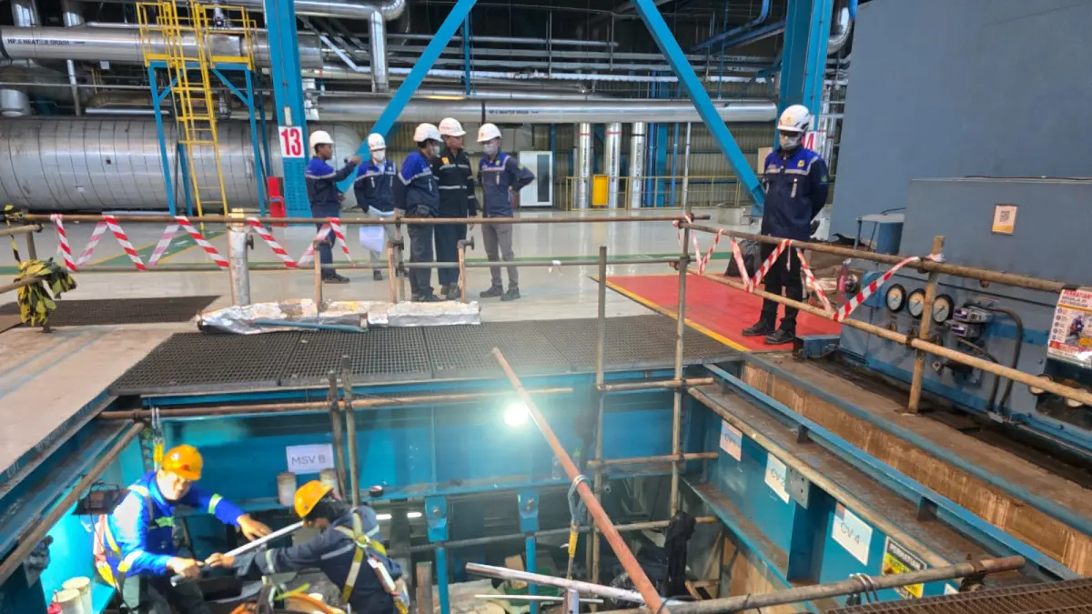 PANTAU LANGSUNG: Tim PLN UIK Tanjung Jati B meninjau pelaksanaan inspeksi dan pemeliharaan Main Steam Valve (MSV) B Unit 2 PLTU Tanjung Jati B. Pekerjaan dilakukan untuk memastikan katup utama mampu membuka dan menghentikan aliran uap menuju turbin secara aman serta mendukung pengoperasian pembangkit yang andal.