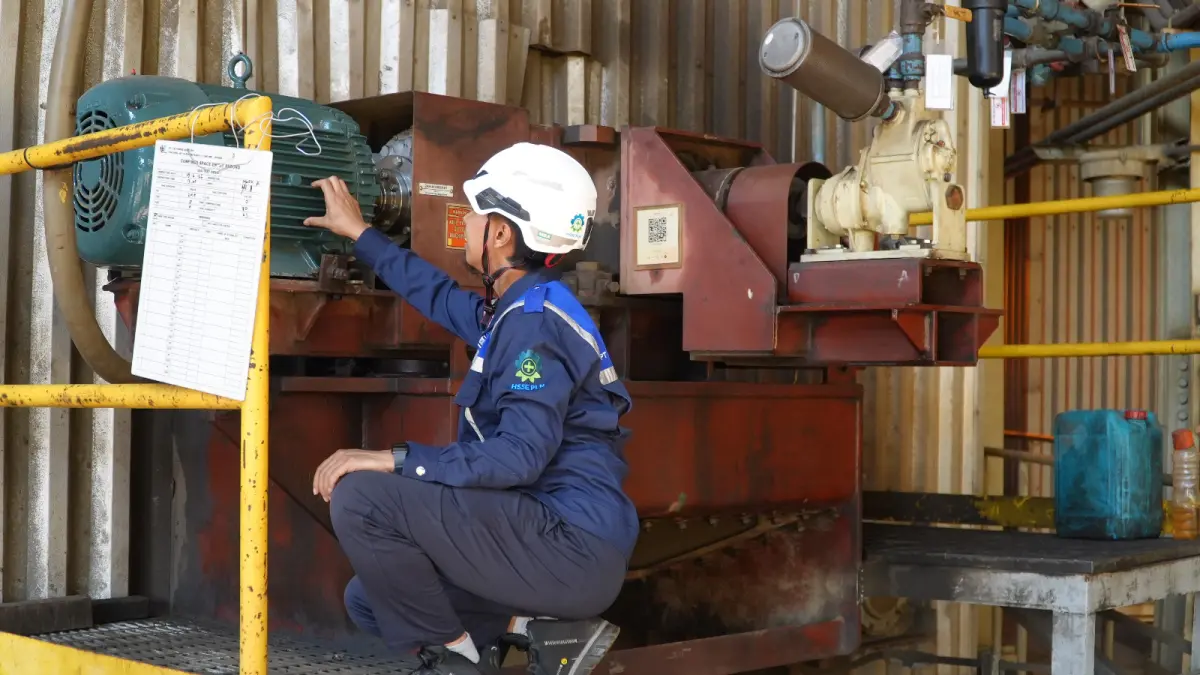 TELITI: Petugas PLN UIK Tanjung Jati B memeriksa sistem penggerak Air Pre Heater Unit 2 PLTU Tanjung Jati B. Pemeriksaan menjadi bagian dari pemeliharaan terencana untuk memastikan peralatan mampu memanfaatkan panas sisa gas buang secara optimal sehingga proses pembakaran lebih efisien dan keandalan pembangkit tetap terjaga.