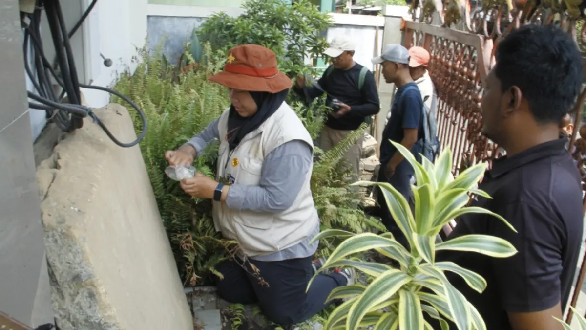 TELITI: Dosen Teknik Geologi Universitas Diponegoro, Anis Kurniasih meninjau sejumlah temuan batu yang berada di Desa Kriyan Kecamatan Kalinyamatan pada Selasa (4/8), seiring dengan penemuan relief berukiran Kalabhairawa serta Sulur-suluran.&nbsp;(FIKRI THOHARUDIN/RADAR KUDUS)