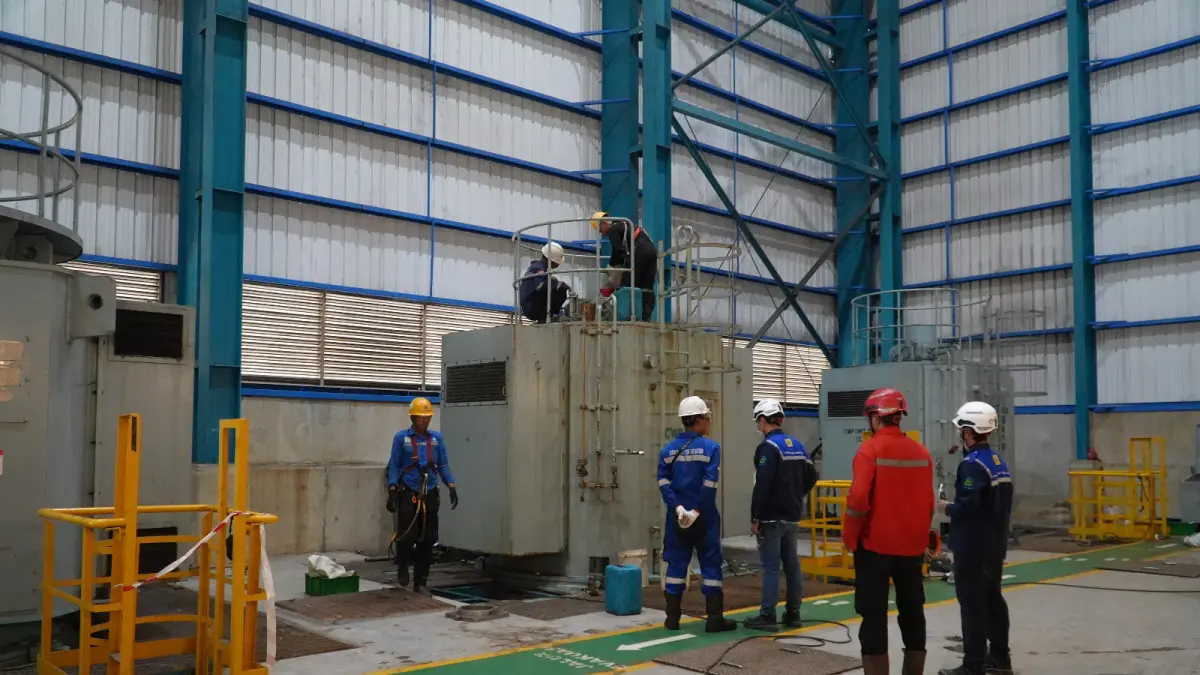 SALING KOORDINASI: Tim PLN UIK Tanjung Jati B bersama mitra kerja melakukan pemeriksaan pada area Circulating Water Pump Unit 2 PLTU Tanjung Jati B. Pemeriksaan dilakukan untuk memastikan kesiapan pompa dan peralatan penggeraknya dalam mengalirkan air laut menuju kondensor sehingga sistem pendingin pembangkit dapat bekerja secara andal.