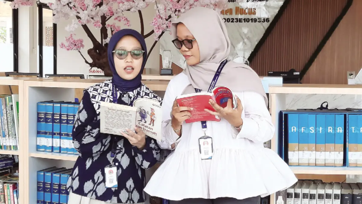 ASYIK BACA: Pengunjung nyaman saat membaca buku di Gedung Perpusda Kudus yang baru. (INDAH SUSANTI/RADAR KUDUS)