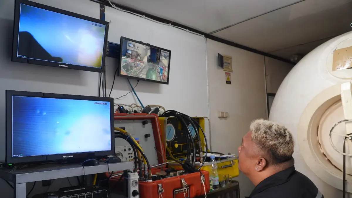 TELITI: Petugas memantau aktivitas penyelam secara waktu nyata melalui CCTV dan sistem komunikasi bawah air saat inspeksi pipa intake Unit 2 PLTU Tanjung Jati B. Pemantauan ini membantu koordinasi pekerjaan, pendokumentasian kondisi pipa, serta memastikan keselamatan penyelam selama berada di bawah laut.
