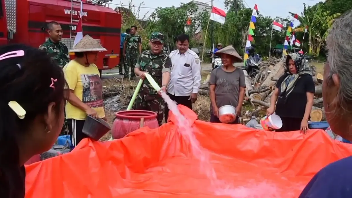 DROPPING: Kodim 0717/Grobogan dan BPBD Grobogan saat menyalurkan air bersih ke warga.