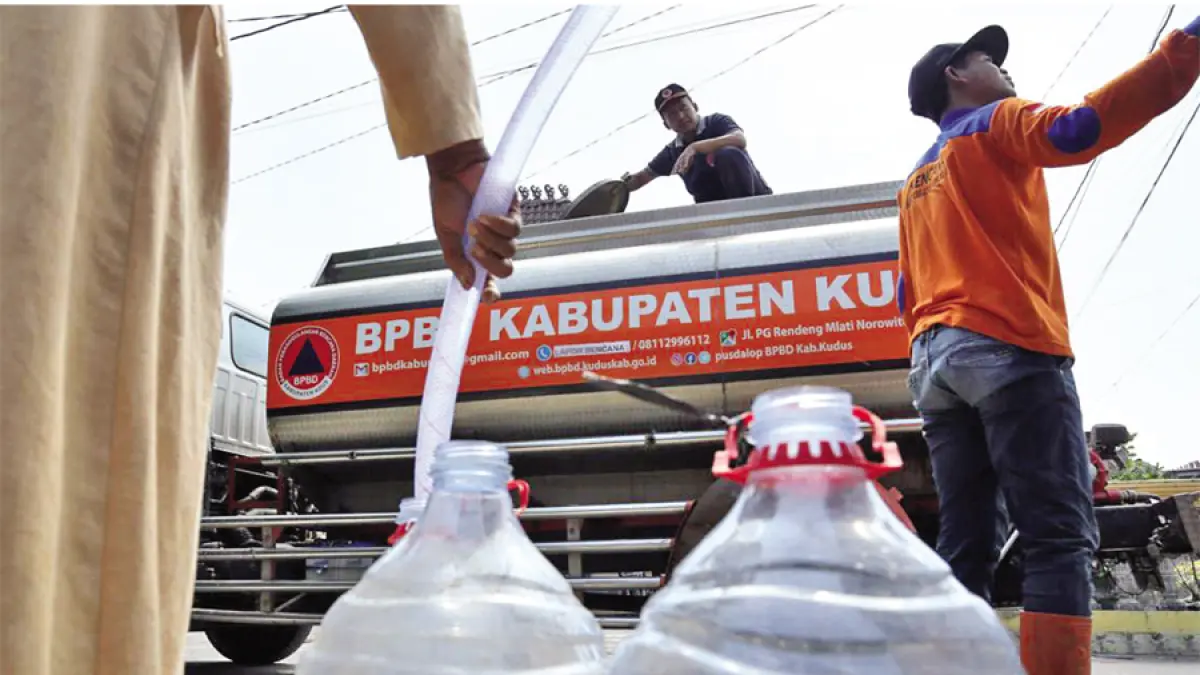 MASIH TERDAMPAK: BPBD Kudus mendistribusikan air bersih kepada warga di Desa Glagahwaru. (GALIH ERLAMBANG W/RADAR KUDUS)