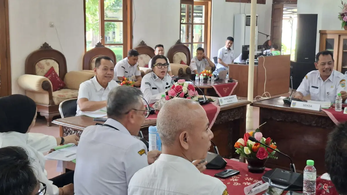 MATANGKAN: Bupati Kudus Sam’ani Intakoris memimpin rakor di Pendapa Belakang Kabupaten Kudus, Rabu (5/8) siang. (ANDIKA TRISNA SAPUTRA/RADAR KUDUS)