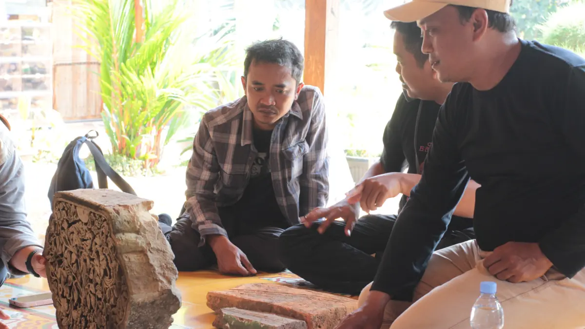 MEMUKAU: Batu berukiran Kalabhairawa dan Sulur-suluran yang ditemukan di Desa Kriyan Kecamatan Kalinyamatan, diduga dipahat pada masa klasik. (HISYAM UNTUK RADAR KUDUS)