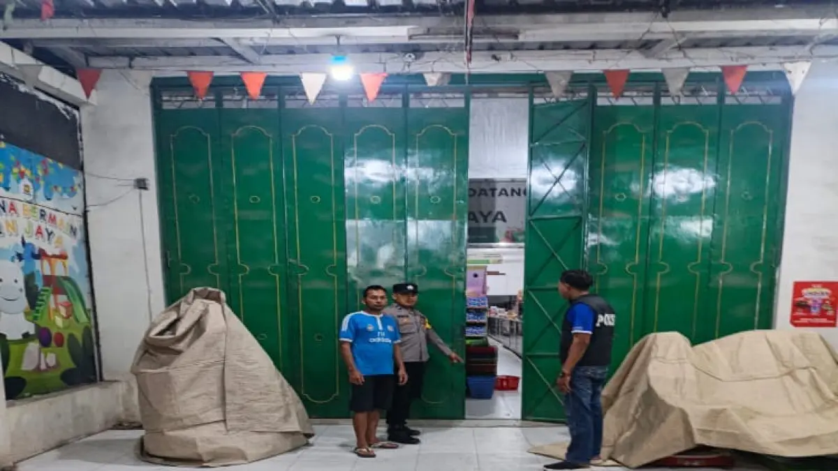 OLAH TKP: Personel Polsek Tegowanu melakukan olah tempat kejadian perkara (TKP) di Toko QU Jaya, Desa Tegowanu Wetan, Kecamatan Tegowanu, menyusul kasus dugaan pencurian dengan pemberatan. (SIROJUL MUNIR/RADAR KUDUS)