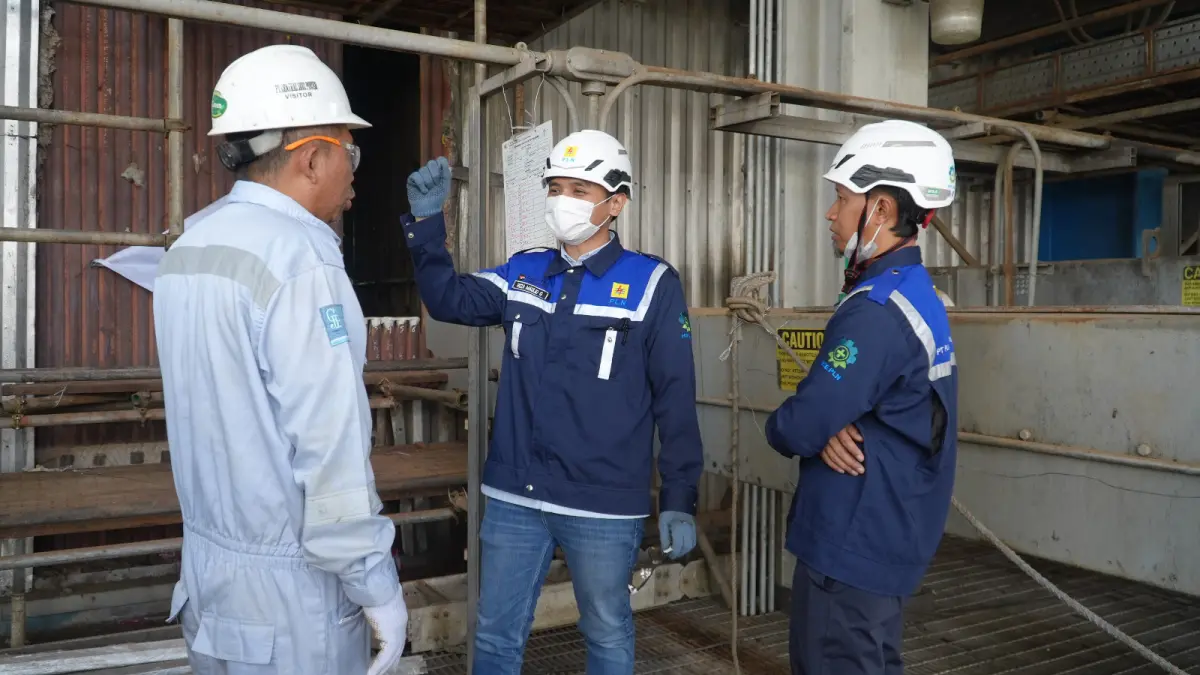 SINERGI: Tim PLN UIK Tanjung Jati B bersama mitra kerja melakukan koordinasi teknis di area pekerjaan retubing boiler Unit 2 PLTU Tanjung Jati B. Koordinasi dilakukan untuk memastikan penggantian pipa terlaksana sesuai standar mutu dan keselamatan sehingga integritas jalur uap serta keandalan pembangkit tetap terjaga.