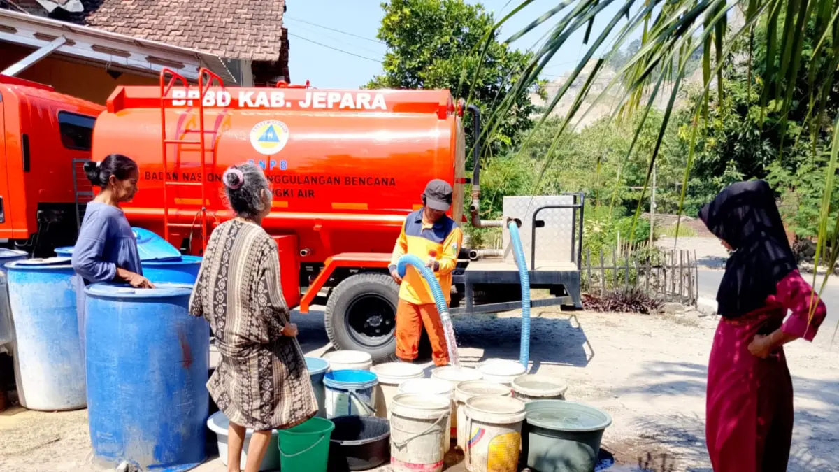 SULIT AIR: Masyarakat Desa Sumberrejo Kecamatan Donorojo menerima dropping air bersih dari BPBD Jepara pada (29/7) lalu.&nbsp;(BPBD JEPARA UNTUK RADAR KUDUS)