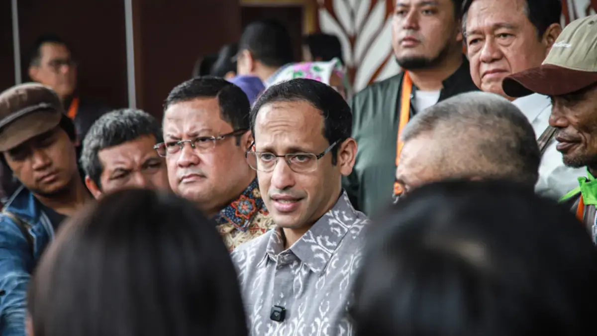 Terpidana kasus korupsi pengadaan laptop berbasis Chromebook Nadiem Makarim didampingi kuasa hukumnya keluar usai menjalani sidang banding di Pengadilan Tinggi Jakarta, Rabu (05/08/2026). (Hanung Hambara/Jawa Pos)