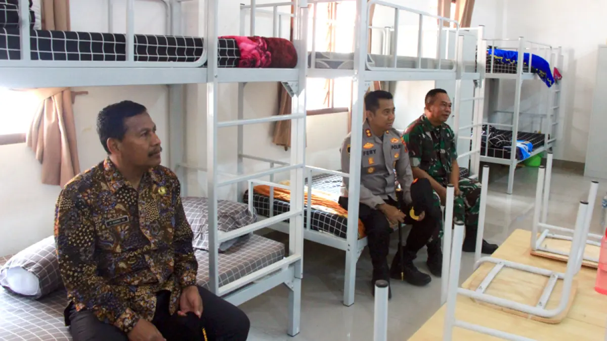 TINJAU FASILITAS: Bupati Rembang Harno (kiri) berkunjung ke asrama Sekolah Rakyat Rembang kemarin. Dia sempat terharu hingga meneteskan air mata saat mendengar cerita para murid. (WISNU AJI/RADAR KUDUS)