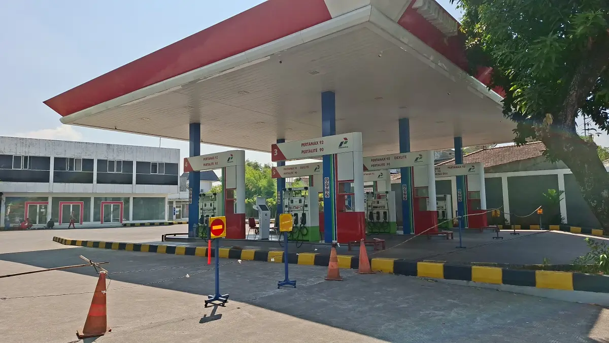 TUTUP: SPBU Pertamina Jenderal Sudirman 44.593.22 Kudus dihentikan sementara dengan menutup area depan SPBU menggunakan tali dan bambu, Rabu (5/8). (ANDIKA TRISNA SAPUTRA/RADAR KUDUS)