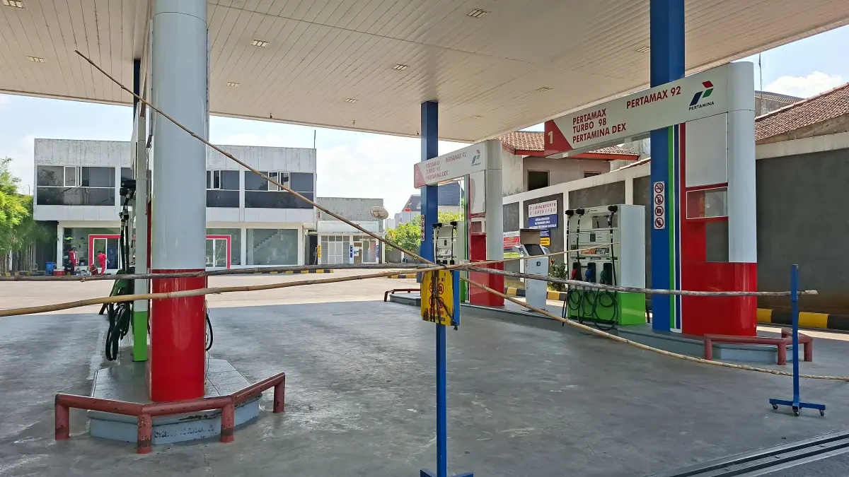 TUTUP: SPBU Pertamina Jenderal Sudirman 44.593.22 Kudus dihentikan sementara dengan menutup area depan SPBU menggunakan tali dan bambu, Rabu (5/8). (ANDIKA TRISNA SAPUTRA/RADAR KUDUS)