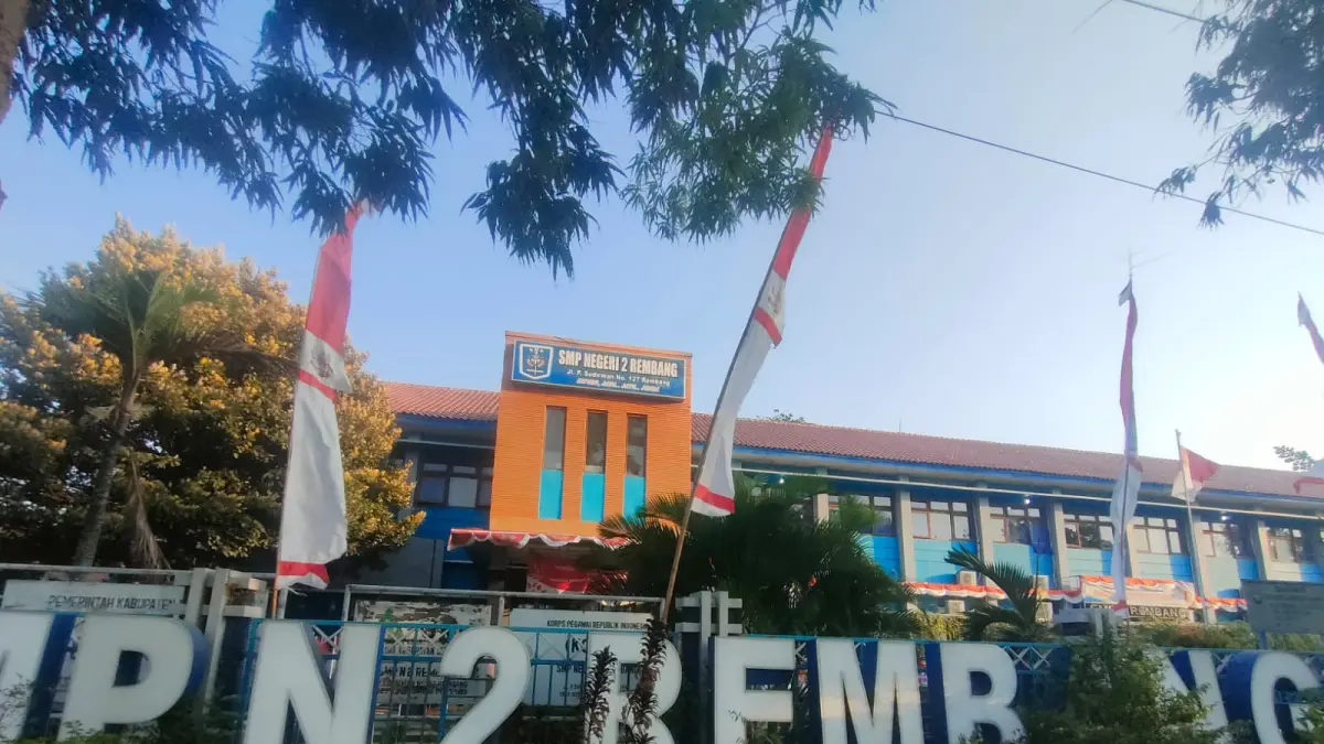 BERDUKA: Keluarga besar SMPN 2 Rembang berduka atas meninggalnya Cantika Dhia Syarafana kemarin. (WISNU AJI/RADAR KUDUS)