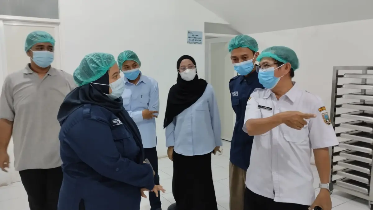 DINKES REMBANG UNTUK RADAR KUDUS

CEK LAPANGAN: Petugas Dinas Kesehatan (Dinkes) Rembang melakukan investigasi menyusul kejadian luar biasa berupa diare massal yang dialami sejumlah siswa di SMPN 5 Rembang, diduga terkait konsumsi Makan Bergizi Gratis (MBG).