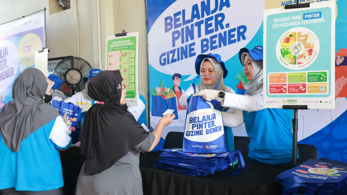 BELANJA PINTAR: Karyawan SKT Garung, Kecamatan Kaliwungu hasil belanja dilakukan penilaian. (INDAH SUSANTI/RADAR KUDUS)