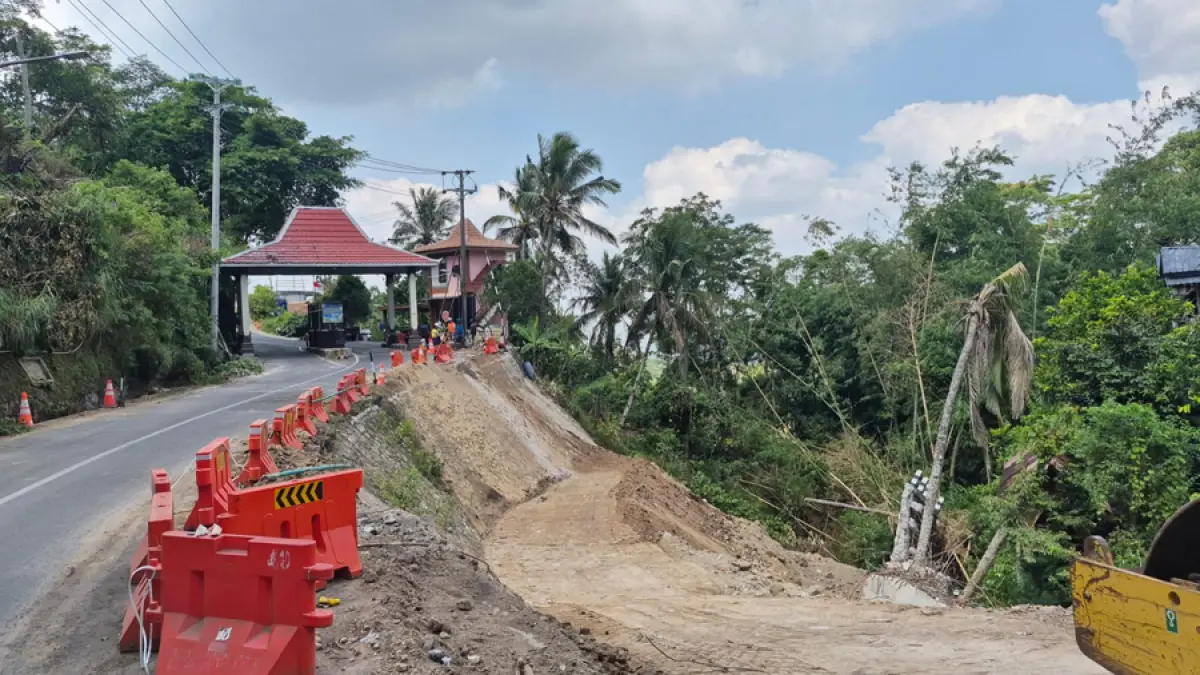 DIKEBUT: Pekerja melakukan proses identifikasi tanah keras pada talud yang ambles di Desa Colo. (BPJN Jateng Untuk Radar Kudus)
