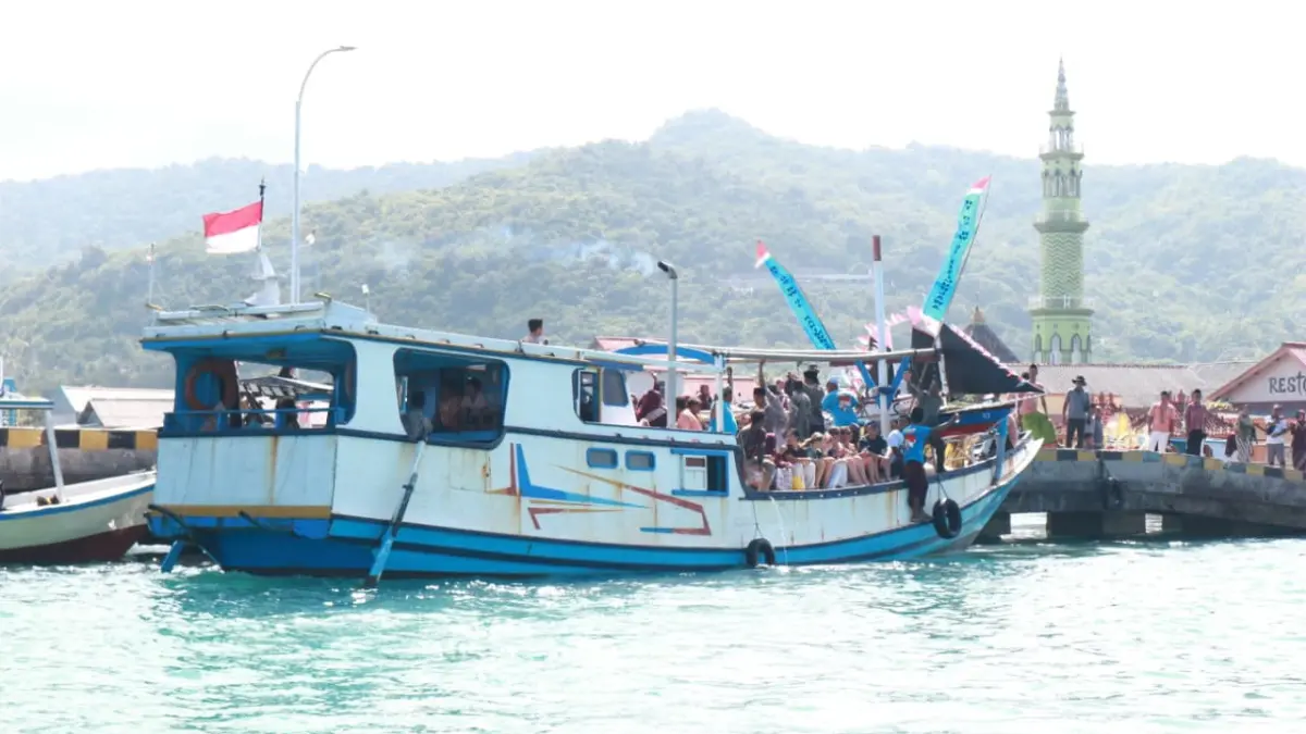 GUYUB RUKUN: Kapal-kapal nelayan turut serta membersamai pelarungan sedekah laut.