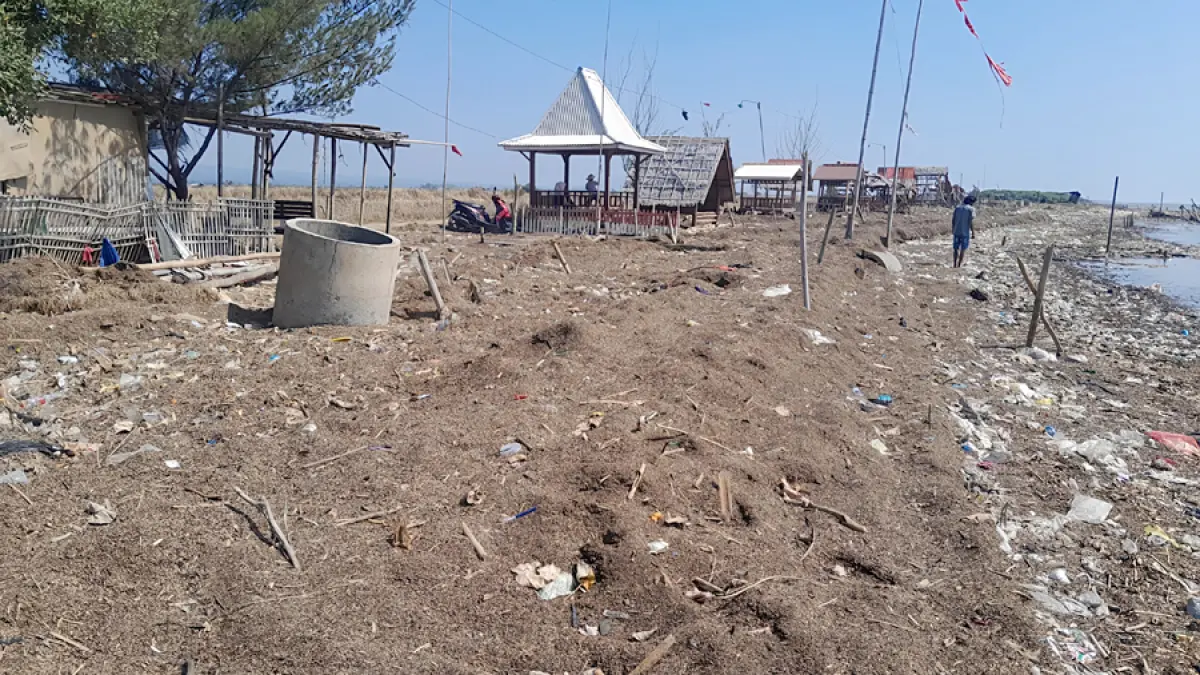 KOTOR: Pantai di Kecamatan Margoyoso tercemar sampah belum lama ini. (ANDRE FAIDHIL FALAH/RADAR KUDUS)
