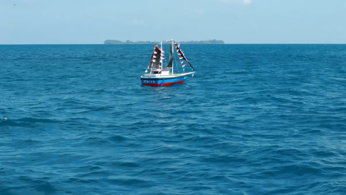 MELAJU: Kapal-kapalan berisi sedekah laut dibiarkan menyusuri tubuh lautan Karimunjawa.