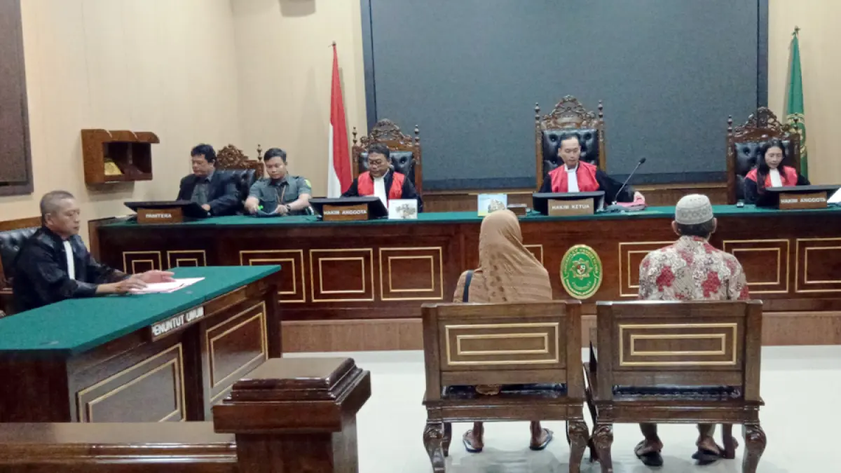 MENUNGGU: Sujimah (belakang, dua dari kanan) dan Pandi (belakang paling kanan) saat menghadapi&nbsp;persidangan di Pengadilan Negeri Blora pada Rabu (29/07) lalu. (EKO SANTOSO/RADAR KUDUS)